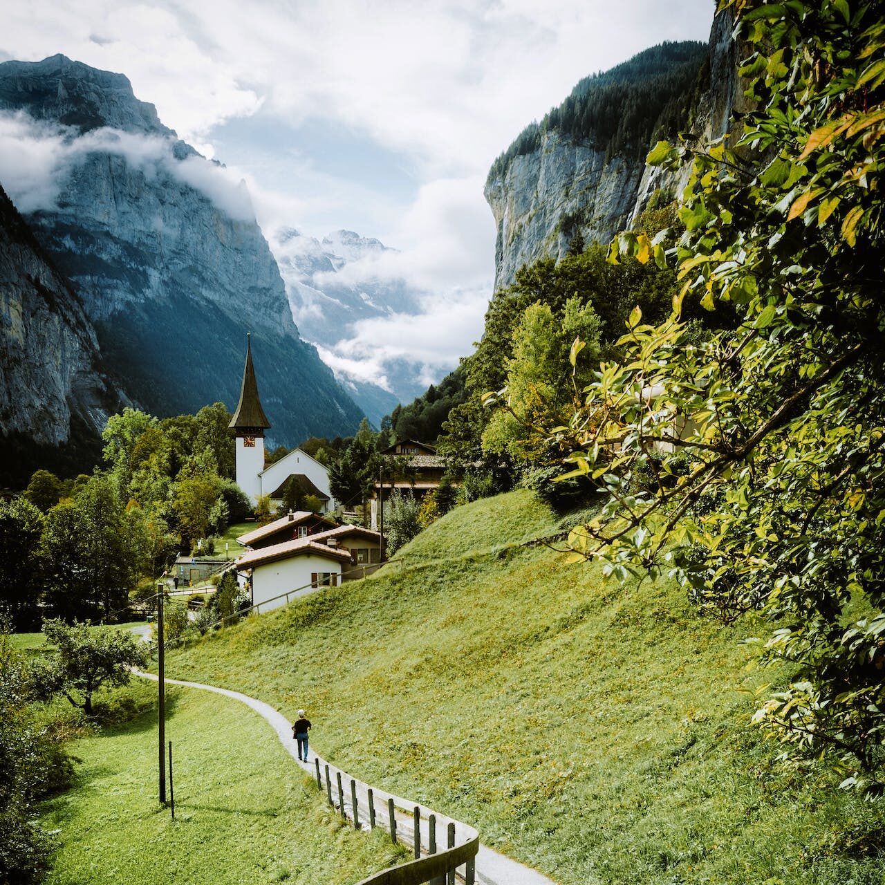 Tåget till Alperna - Kyrkan i Lauterbrunnen, Schweiz