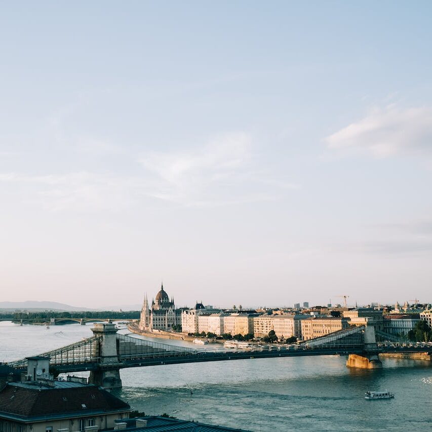 Tåget till Centraleuropa - Bro över Donau i Budapest