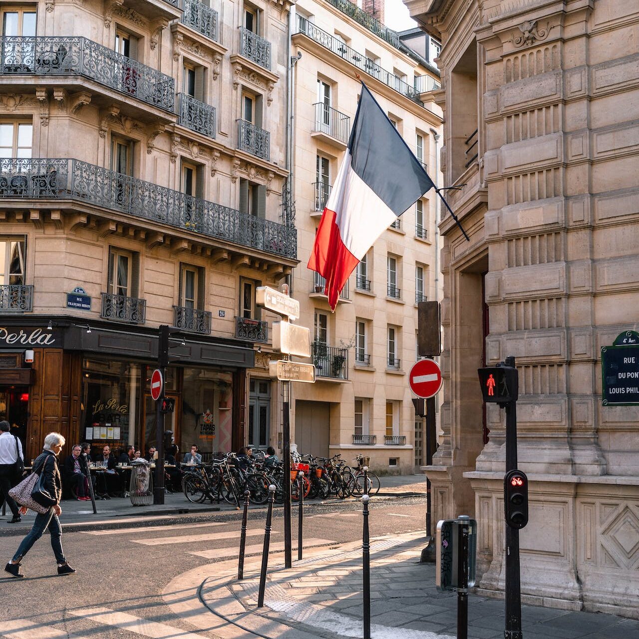 Tåget till Frankrike - Trikoloren på en husfasad i en gatukorsning i Paris